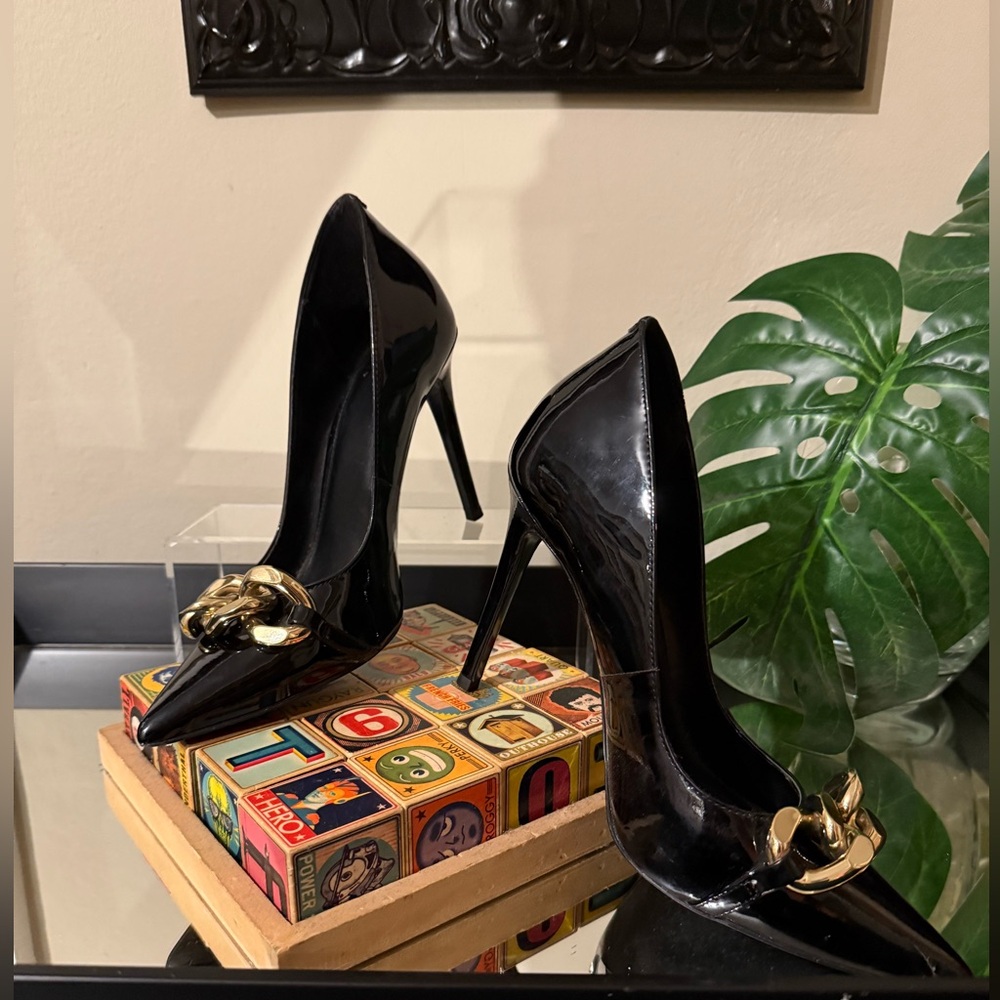 Michael Kors 4.5” black patent leather heels with large
3-link gold chain detail